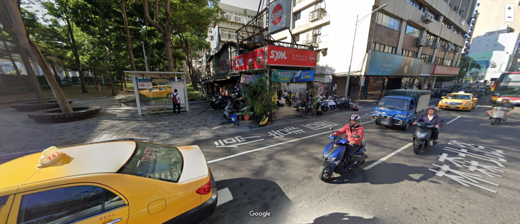 人行道、騎樓被占用做生意，壓縮公車族上下車空間，被逼著要走到柏油路。 圖／截自Google Map