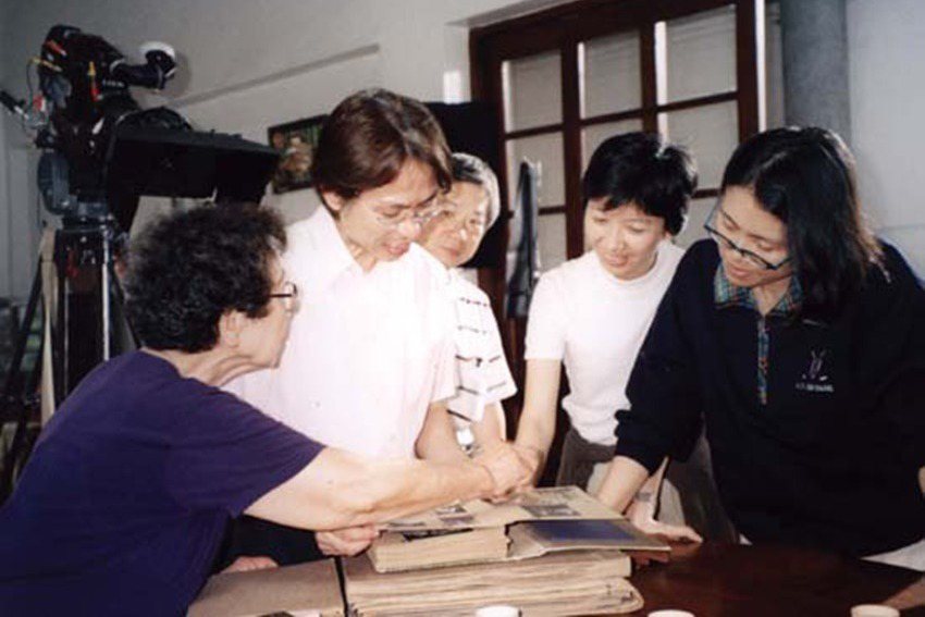 李坤城（左二）2003年與公視合作擔任紀錄片《跳舞時代》音樂總監，成為當時台灣最具知名度的日治時期老唱片文化代言人。 圖／取自國影中心