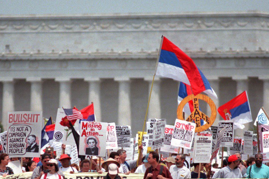 前南斯拉夫曾在1999年於國際法院提起訴訟。圖為示威者抗議北約轟炸前南斯拉夫。攝於1999年，華盛頓。 圖／美聯社