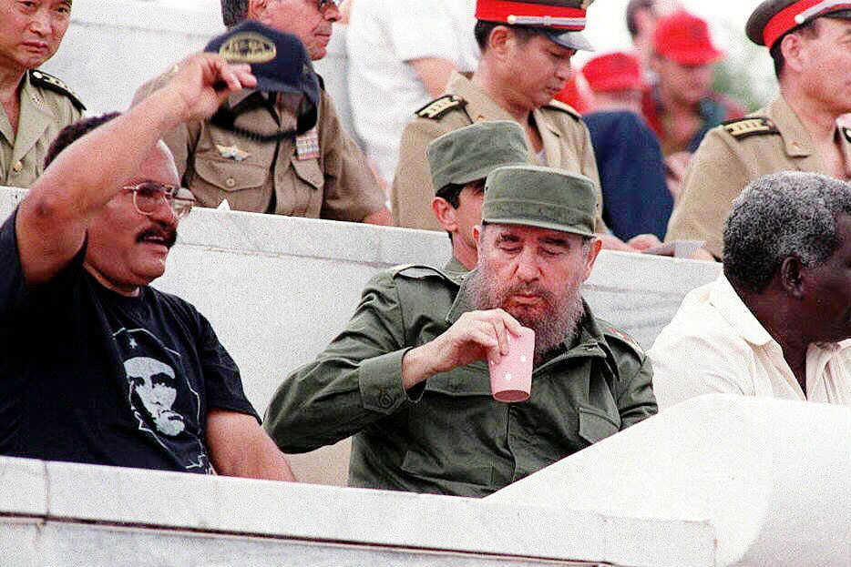在讀了這些長期陪伴於獨裁者身旁的廚師們的觀察後，我們也更能了解到，掌握權力後的獨裁者，對周遭所有人有著各種猜疑，也不是毫無理由的。圖為古巴革命強人卡斯楚。攝於1997年。 圖／法新社