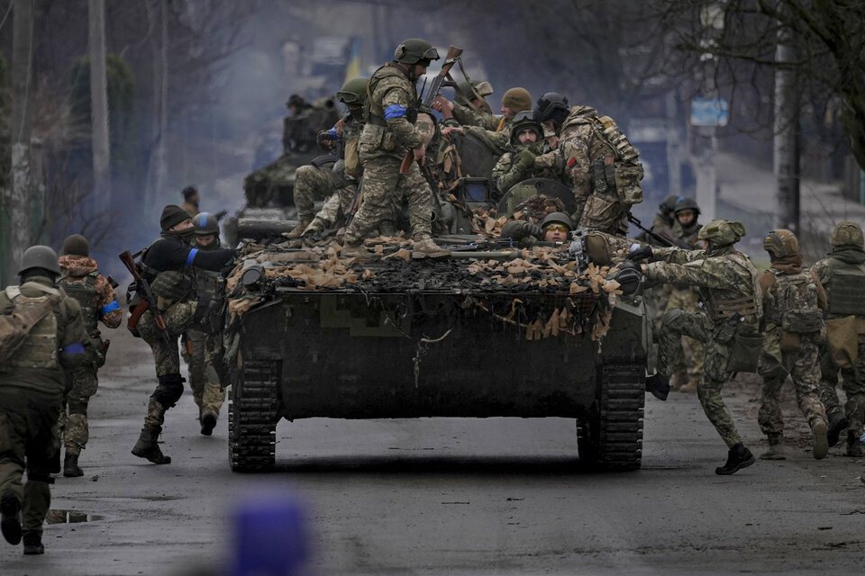 圖為2022年4月2日，烏克蘭基輔郊外，烏克蘭軍人爬上一輛戰車。 圖／美聯社