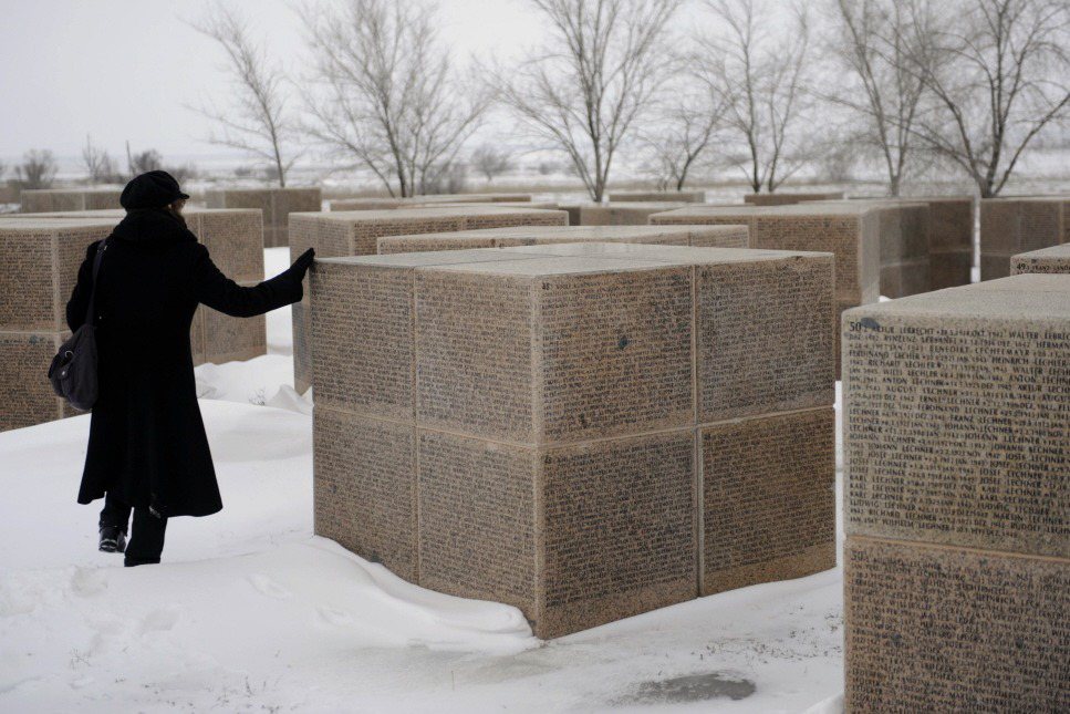 攝於2013年，一名德國民眾到訪在俄羅斯羅索什卡村的史達林格勒戰役德軍紀念碑。 圖／法新社