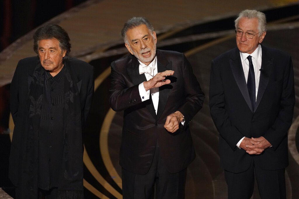 《教父》導演法蘭西斯．福特．科波拉（Francis Ford Coppola，中）、演員艾爾．帕西諾（Al Pacino，左）與勞勃．狄尼洛（Robert De Niro）出席頒獎典禮。 圖／美聯社