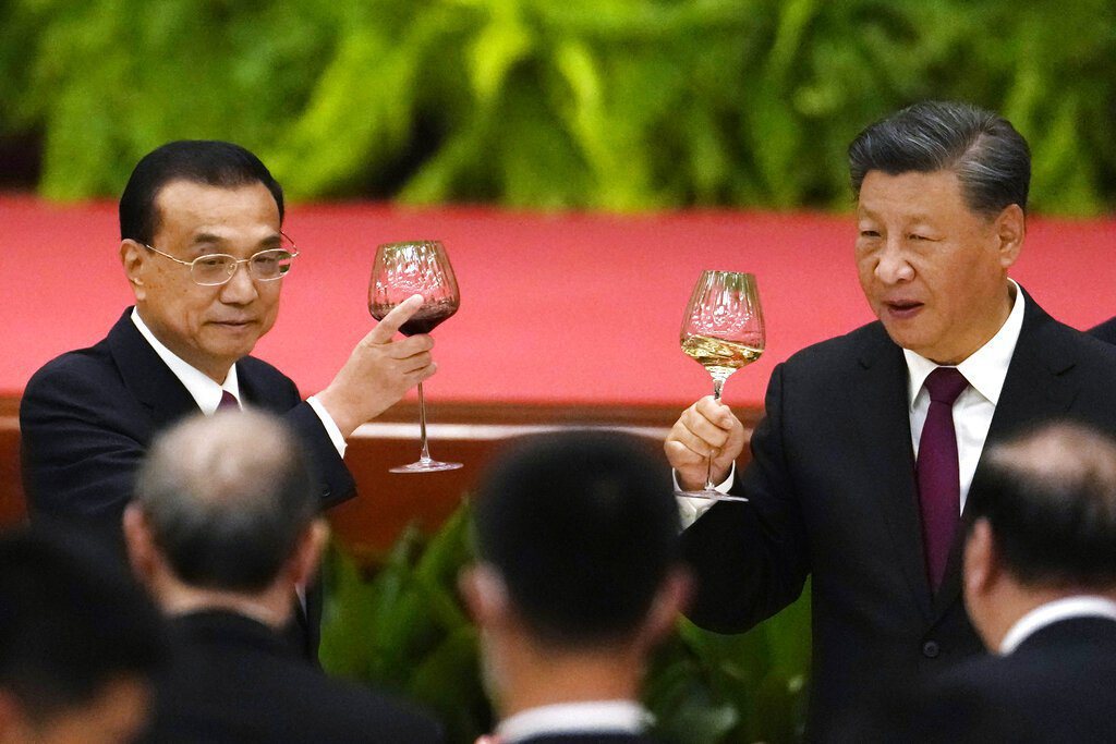 中國國務院總理李克強與中國國家主席習近平一同舉杯。 圖／美聯社