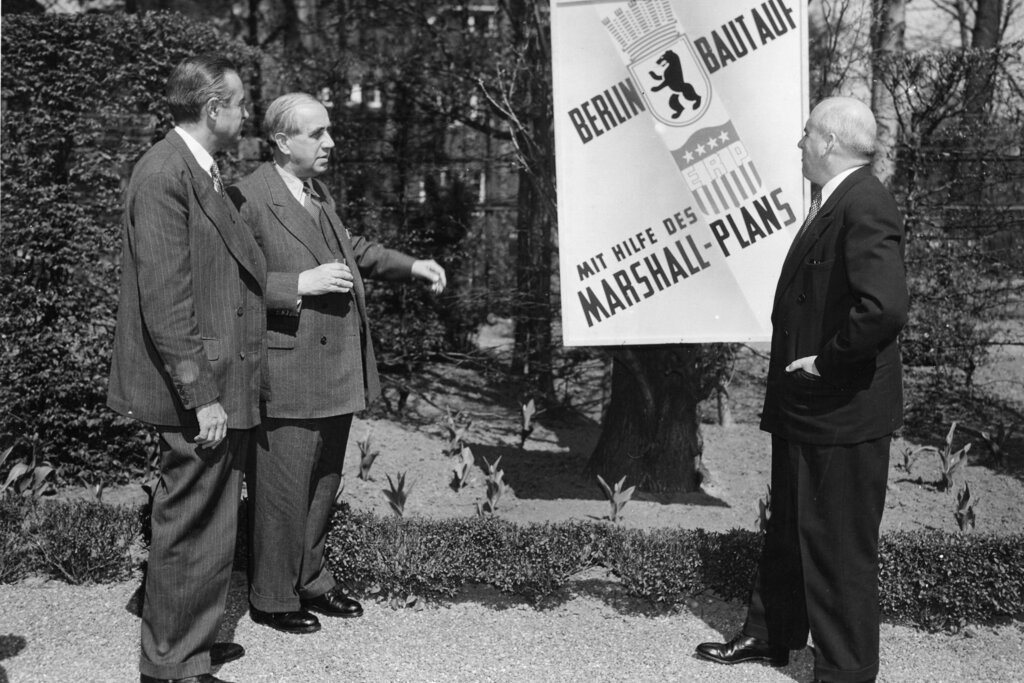 馬歇爾計畫（Marshall Plan）的正式名稱是歐洲復甦計畫（European Recovery Plan），可以說是歷史上最讓人印象深刻、最成功的援助計畫。圖為1950年，美國馬歇爾計劃特使威廉．哈里曼（左）站在柏林市長恩斯特．路透旁邊。 圖／美聯社
