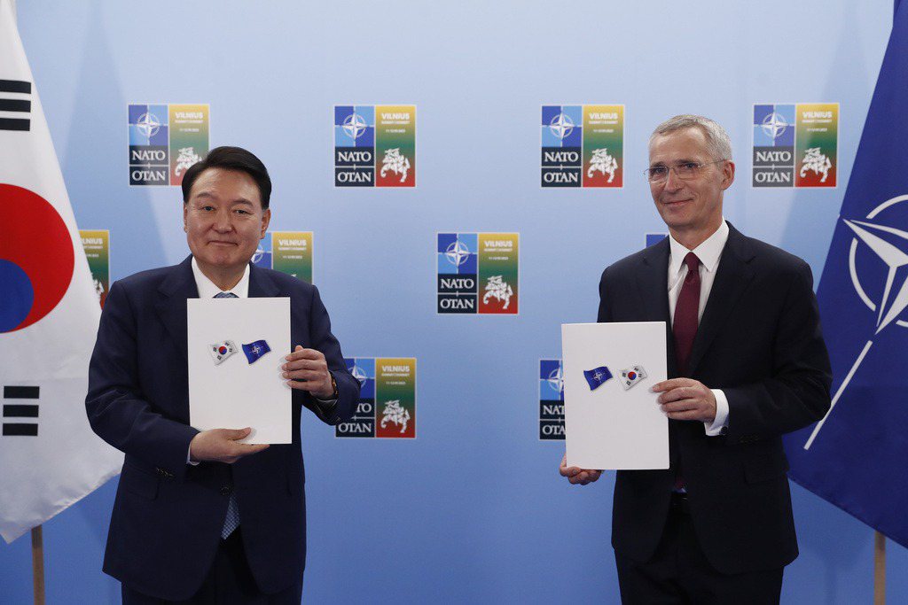 日本首相岸田文雄和韓國總統尹錫悅（左）則分別和北約簽署「個別針對性夥伴關係計劃」（ITPP），各方安全合作升級。圖右為北約秘書長史托騰柏格（Jens Stoltenberg）。 圖／美聯社