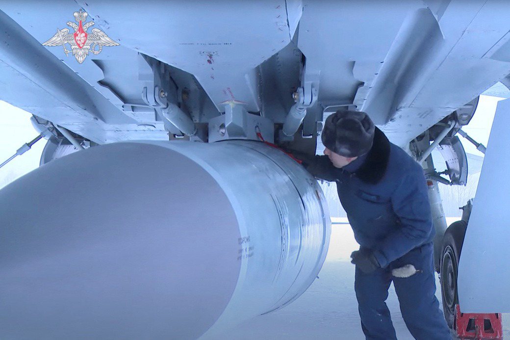 俄羅斯匕首（Kinzhal）高超音速飛彈已出現在烏克蘭戰場上。圖為俄羅斯空軍士兵正在確認米格-31戰鬥機掛載的匕首高超音速飛彈。 圖／路透社