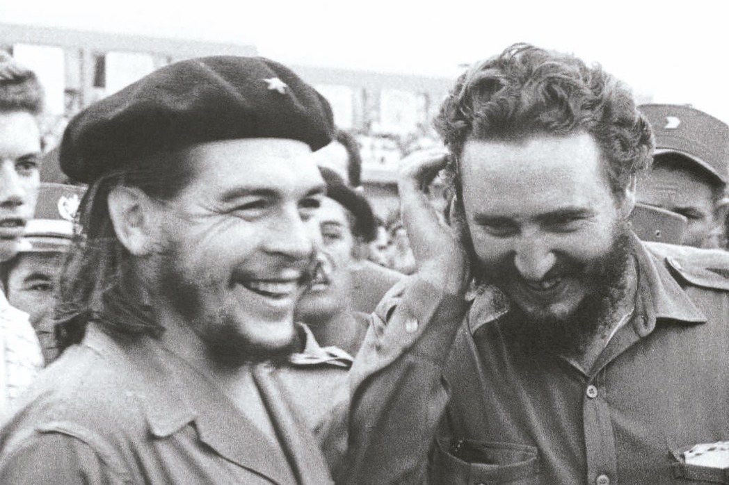 「切．格瓦拉（左）像他的好朋友卡斯楚（右）一樣，是一個偽裝成共產主義的右翼分子。他說他熱愛人民，但他卻不想讓人民擁有言論自由、提出異議的自由與他們的公民自由。」 圖／法新社