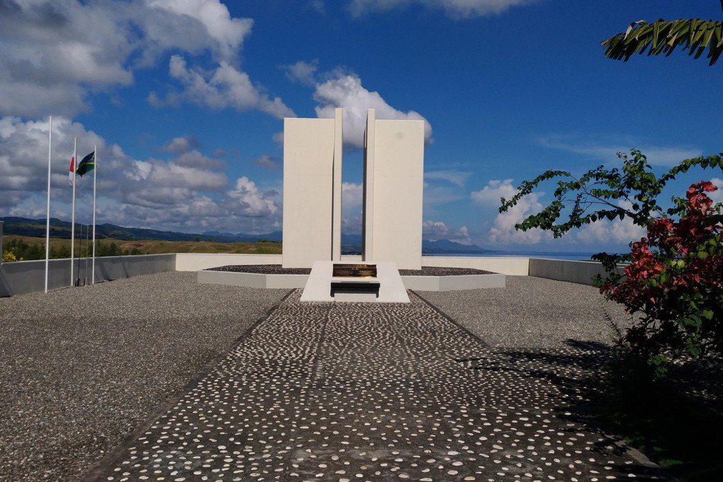 日軍紀念碑是四面矗立的白色石柱。 圖／羅添宏提供