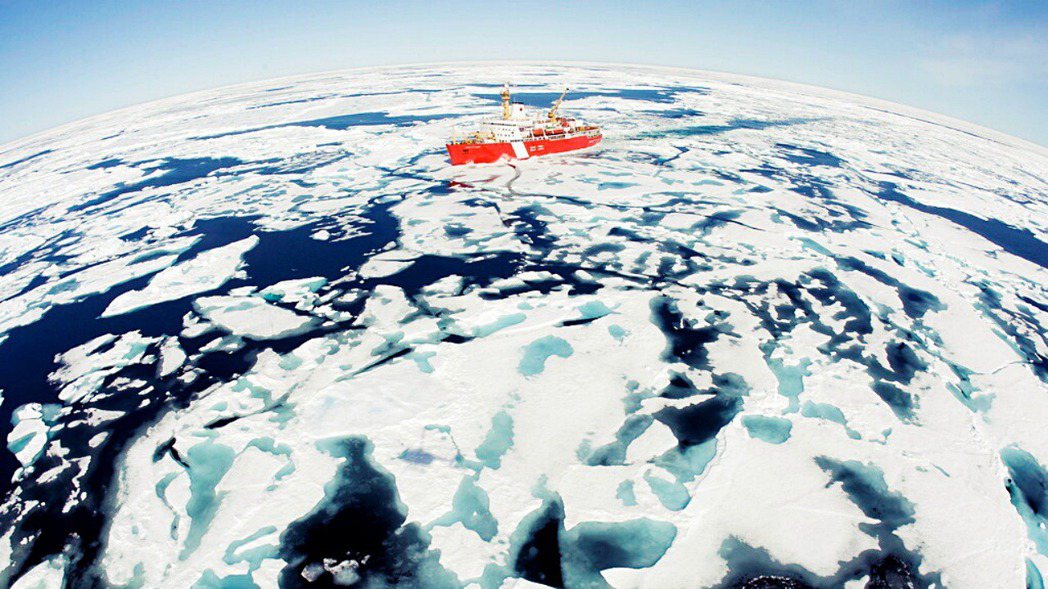 圖為 2008 年，加拿大破冰船在北極地區航行，包括西北航道。 圖／美聯社  