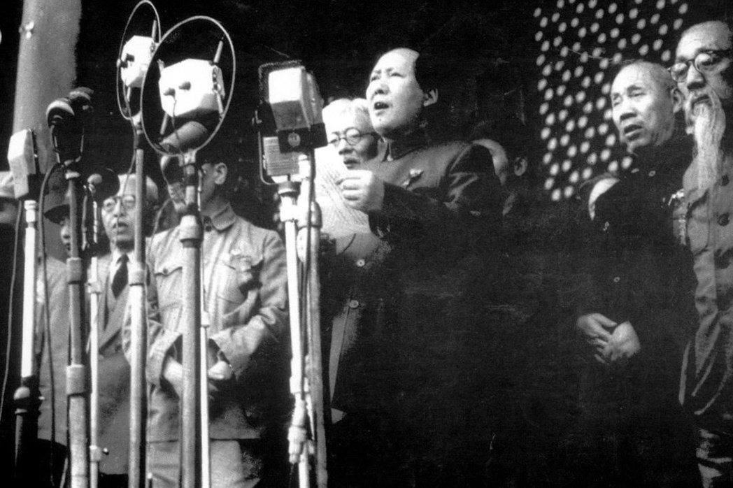1949年10月1日，毛澤東在北京天安門城樓宣布中華人民共和國中央人民政府成立。 圖／維基共享