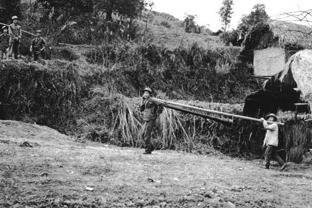 1979年中國入侵越南。雖然戰鬥主要在越南叢林中進行，但城市戰也是衝突的重要組成部分。圖為中國入侵第一天，扛著反戰車砲零件的越南士兵。 圖／美聯社