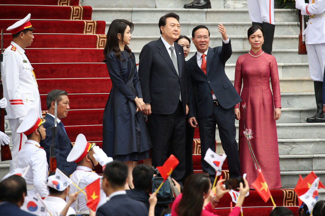 2023年6月23日，韓國總統尹錫悅、夫人金建希、越南國家主席武文賞和夫人潘氏青芯出席在越南河內總統府舉行的歡迎儀式。 圖／路透社