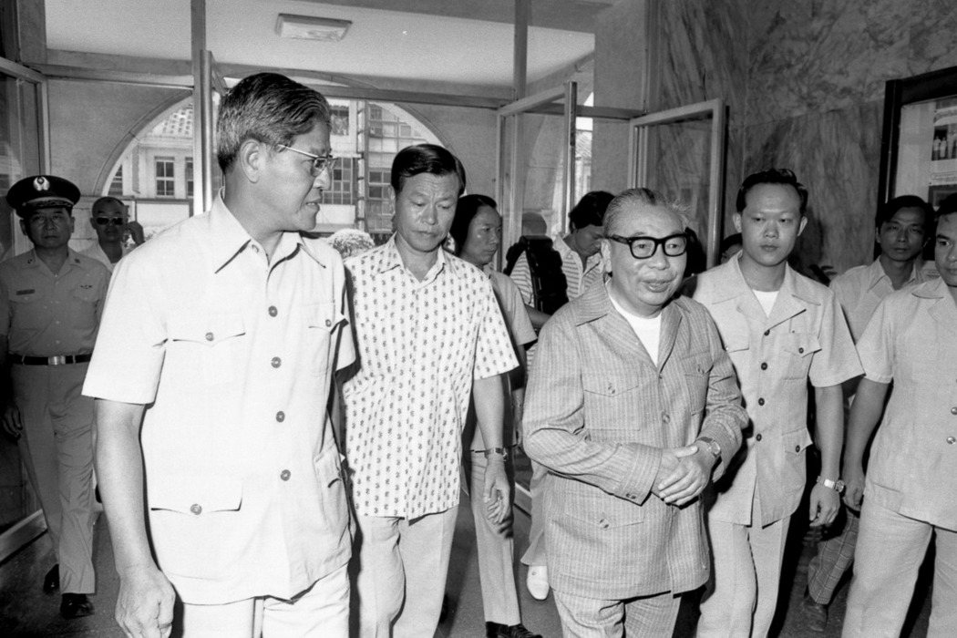 蔣經國至台北市政府巡視，左為時任市長李登輝。 圖／聯合報系資料照