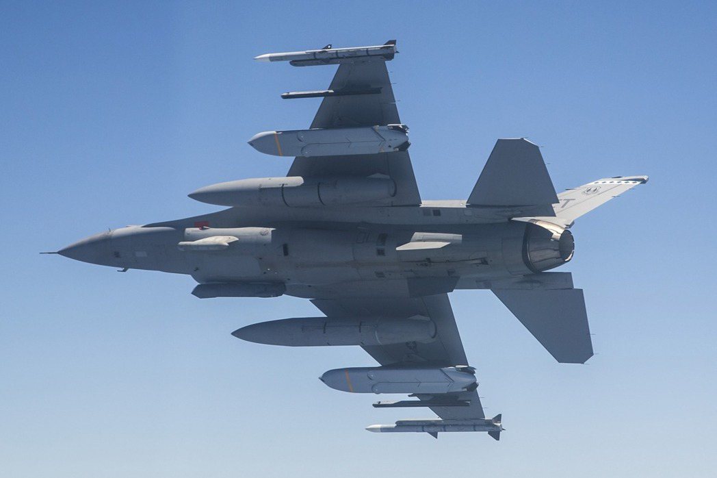 F-16掛載AGM-158遠程空對地飛彈。 圖／美國空軍
