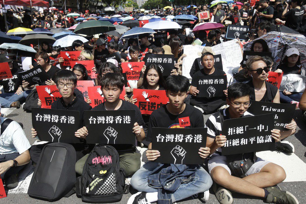 6月16日，近萬人聚集立法院前，手舉標語，聲援香港。 圖／美聯社