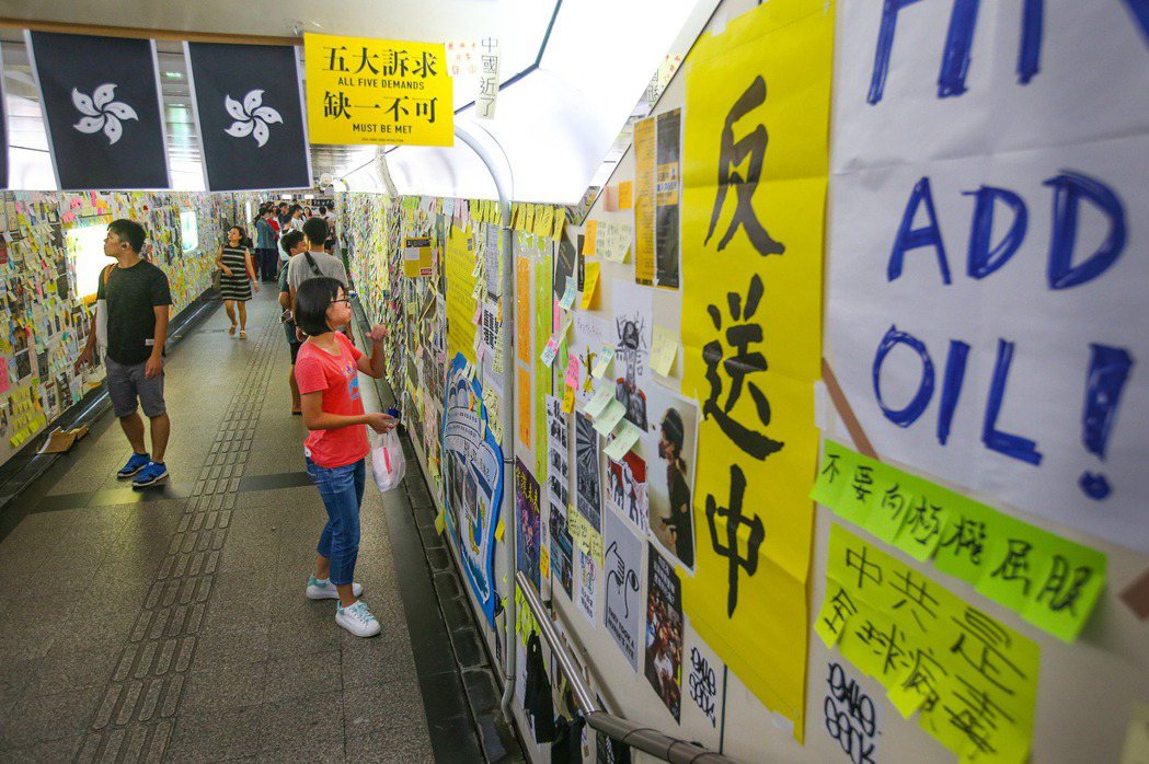 台灣民眾與在台港生於公館發起一個月的「連儂牆」活動。 圖／聯合報系資料照