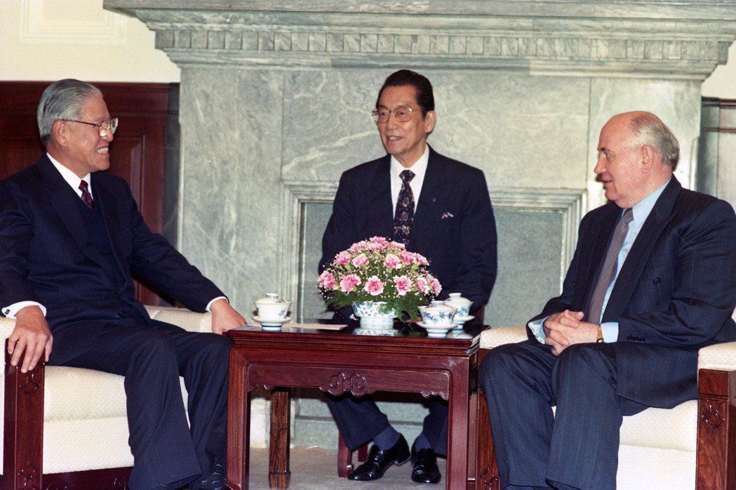 1994年3月，前蘇聯領導人戈巴契夫（右）訪台，到總統府拜會總統李登輝（左）。 圖／聯合報系資料照