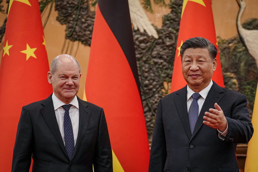 圖為去年11月德國總理蕭茲首次造訪北京，並會晤中國國家主席習近平。 圖／歐新社