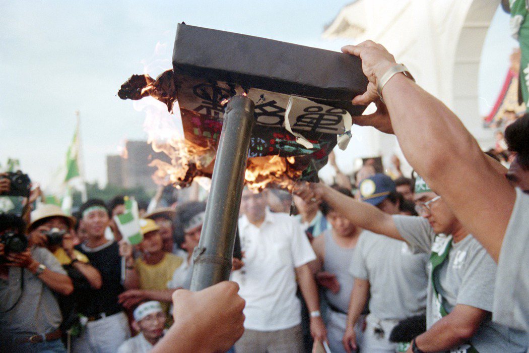 民進黨在1988年曾發起「聲援海外台灣人返鄉運動」，現場以行動劇焚燒黑名單。 圖／聯合報系資料照