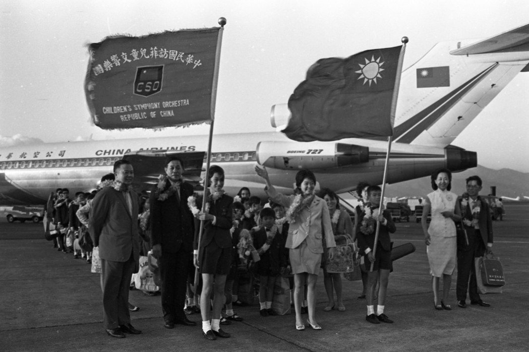 1969年，中華民國訪菲兒童交響樂團結束菲律賓表演活動返抵台北，團長指揮郭美貞（中）等人下機後便受到機場等候民眾熱烈歡迎。 圖／聯合報系資料照