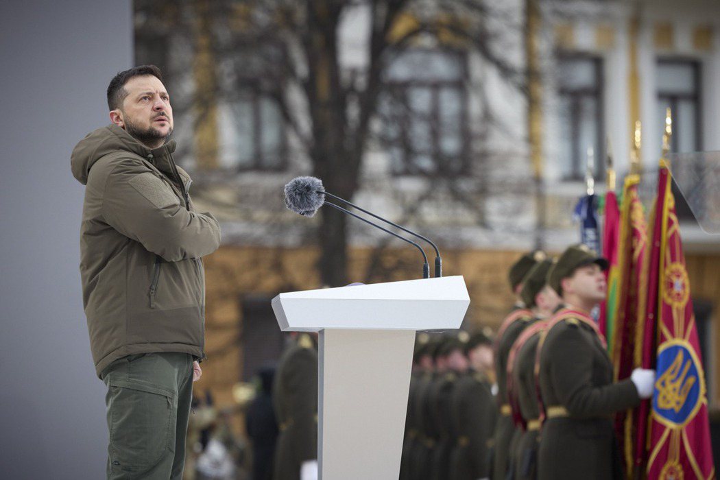 烏克蘭總統澤倫斯基在俄烏戰爭一週年參加紀念活動，並主持馬拉鬆式的記者會。 圖／歐新社