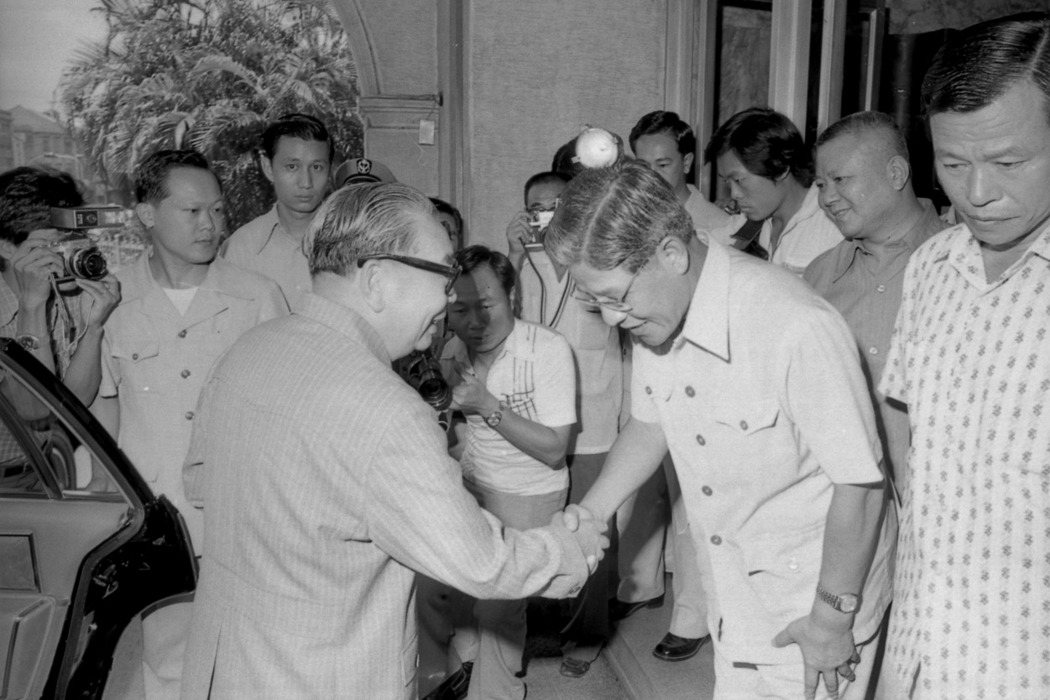 1979年，蔣經國至台北市政府巡視，聽取時任市長李登輝（右）報告供水情形。 圖／聯合報系資料照