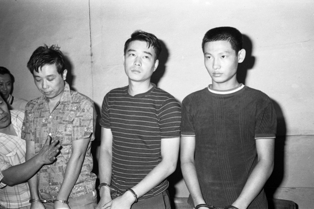 1970年，「竹聯幫」的首要份子陳啟禮（中）、陳大偉（左）和張如虹（右）被押解在台北市警局的拘留所。 圖／聯合報系資料照
