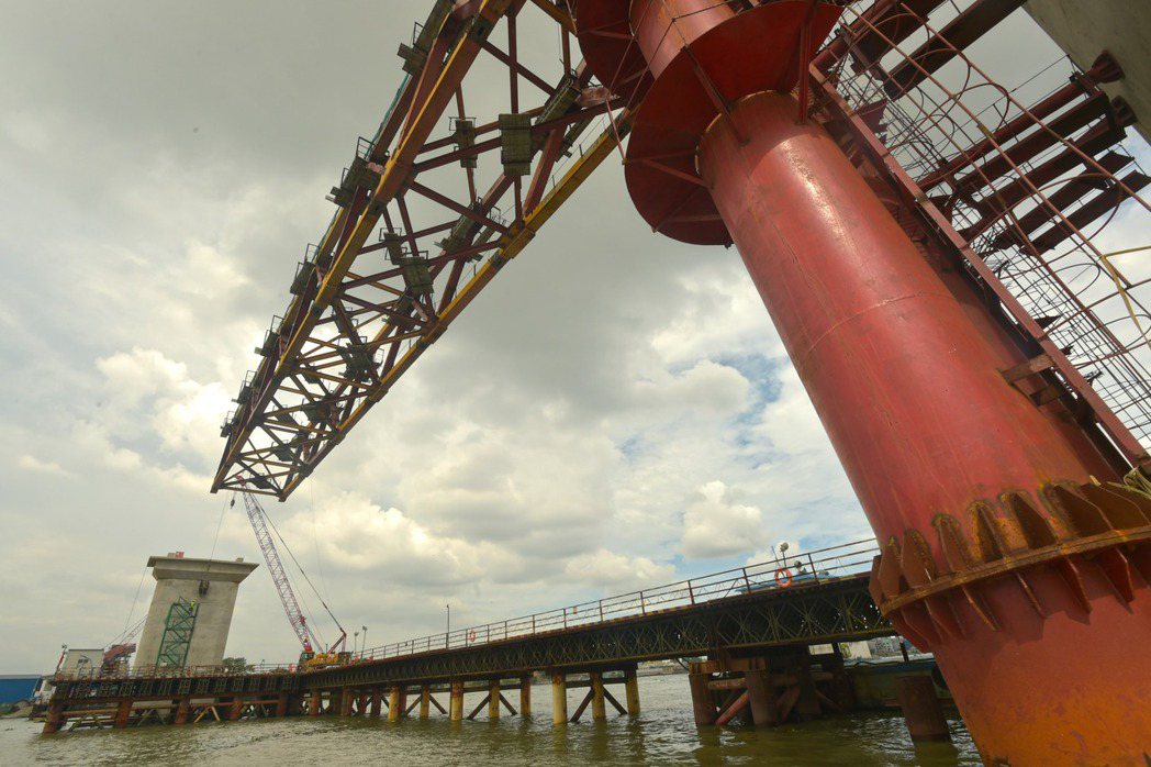 孟加拉債務主要來自所謂「中孟友誼大橋」，據悉這座歷時八年才通車的孟加拉帕德瑪大橋（Padma Bridge）是一帶一路最大橋樑工程，耗資38.7億美元。 圖／新華社