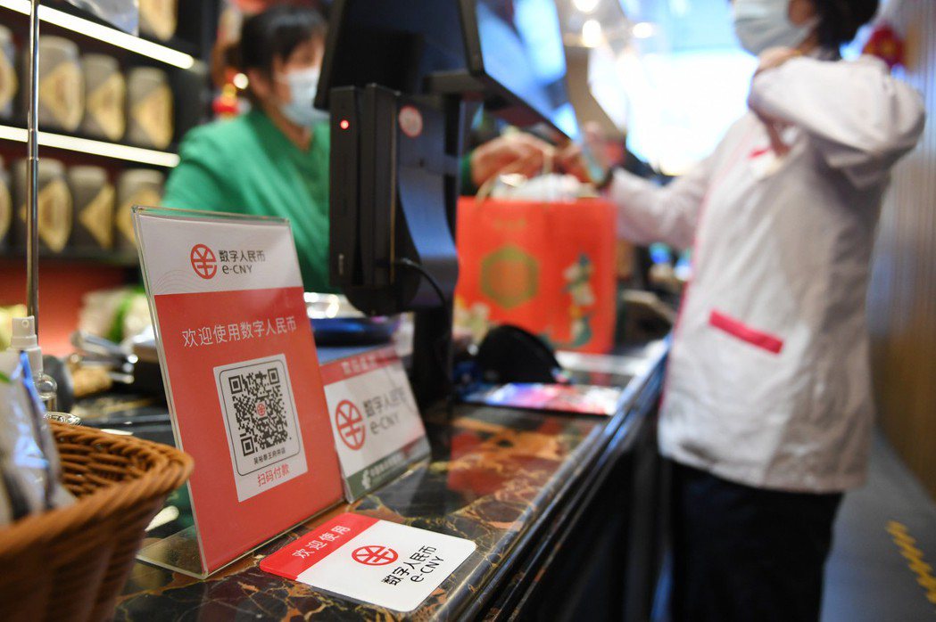 北京商店設有數位人民幣試點。  圖／新華社