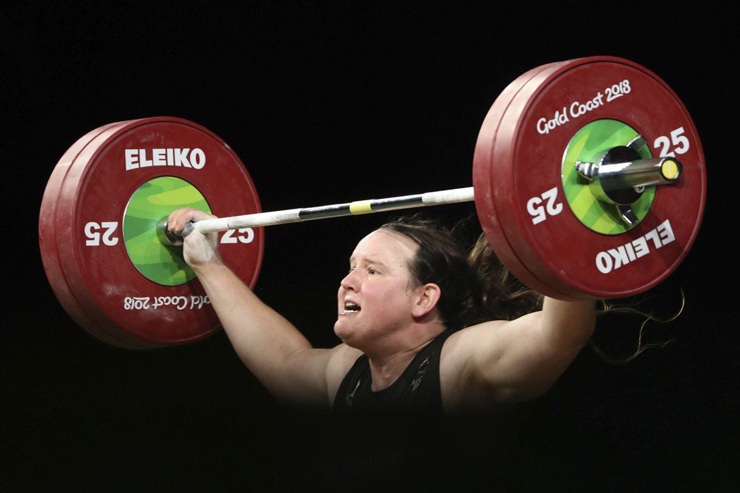 在女子87公斤級舉重比賽中，來自紐西蘭的勞瑞爾・哈伯德（Laurel Hubbard）將成為第一位以跨性別身分參加奧運的選手——今年42歲的哈伯德是位跨性別女性。 圖／美聯社