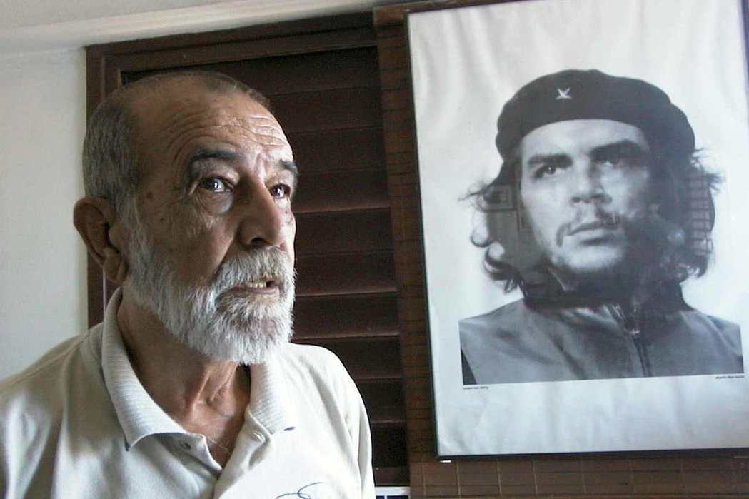 切．格瓦拉放棄從醫可以獲得的厚祿，決心走向解放革命之路的傳奇故事被廣為傳播，其堅毅不拔的形象被古巴攝影師阿爾貝托．科爾達（Alberto Korda，左）捕捉下來，成為20世紀最具影響力的肖像照（右）。 圖／路透社