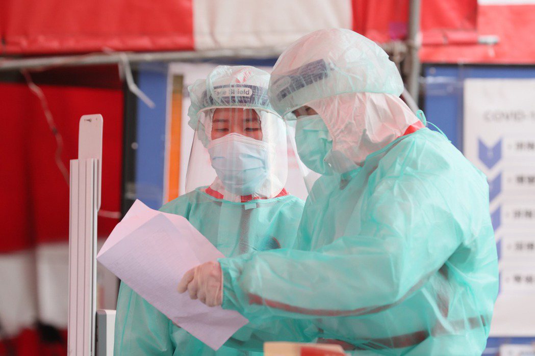 台灣醫療院所和防疫設施的工作人員，都無懼因公染疫的風險，持續堅守在自己的崗位。我們也希望，若這些工作人員染疫，醫療院所能給予足夠的後援與支持。 圖／聯合報系資料照片