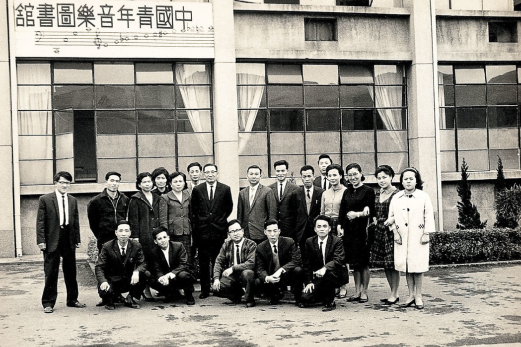 史惟亮（後排左六）與友人於中國青年音樂圖書館前留影。 圖／國立傳統藝術中心臺灣音樂館典藏