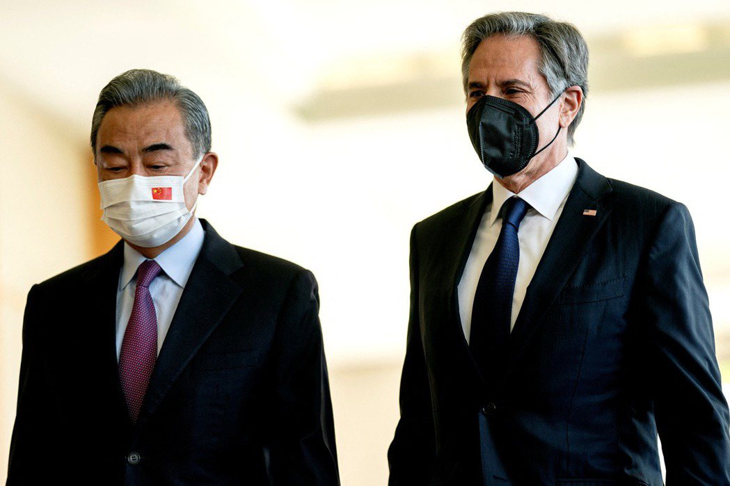 美國國務卿布林肯（右）與中共中央外事工作委員會辦公室主任王毅（左）2月18日在慕尼黑安全會議場邊會晤。圖為兩人2022年在峇里島會晤的資料照片。 圖／路透社