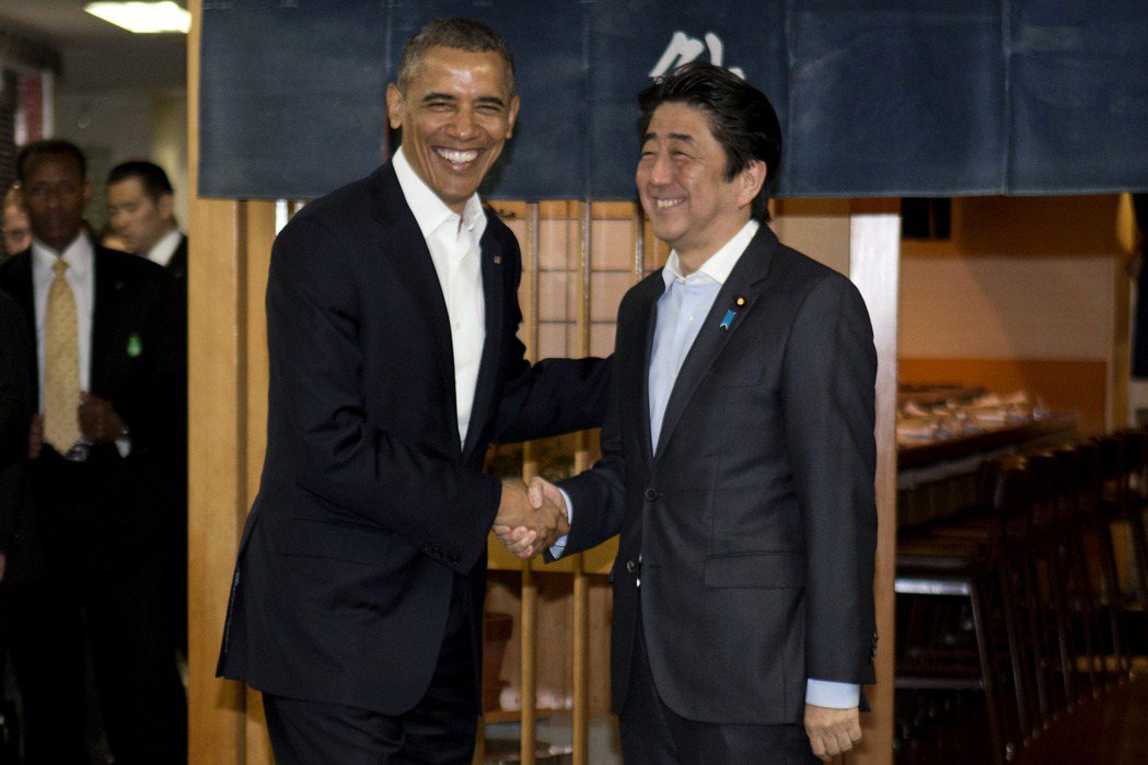 歐巴馬政府第二任期時，是日本的積極作為有效擴大了美日同盟能力，一定程度扮演了平衡中國影響力的角色。圖為2014年歐巴馬卸任後訪問日本。 圖／美聯社