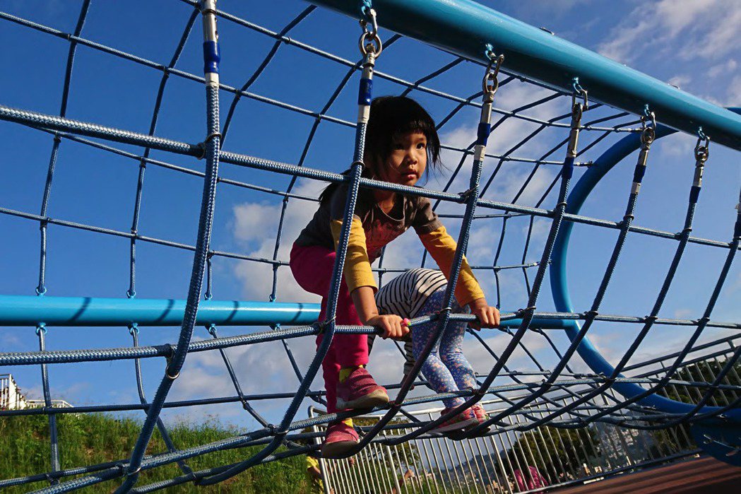 台灣第一座堪稱媲美沖繩的跨坡管狀攀爬繩網，孩子走在其中時，都覺得自己是爬山涉水的百岳高手。 圖／聯經出版提供