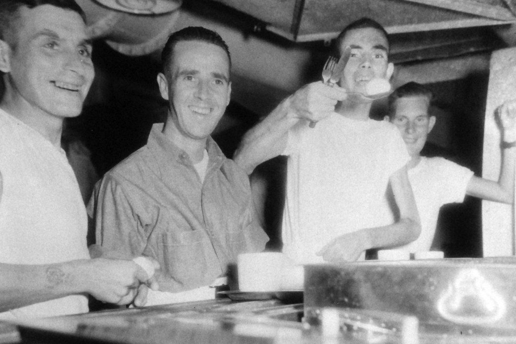 1945年，盟軍戰俘從台灣被解救後拍攝的照片。 圖／美國海軍；燎原出版提供