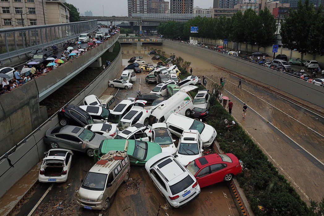 「不能因為鄭州嚴重的洪災，就推論海綿城市破功。」圖為7月22日鄭州暴雨後，大量汽車被困在隧道入口處。 圖／法新社