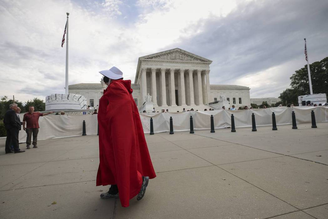 一位選擇派（Pro-choice）人士在美國最高聯邦法院前裝扮成《使女的故事》（The Handmaid's Tale）的角色。 圖／法新社