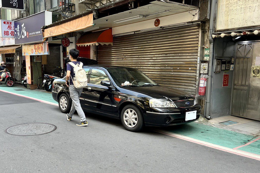 標線型人行道常常遭到汽車佔用。 圖／聯合報系資料照片
