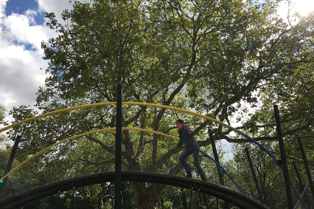荷蘭阿姆斯特丹東公園，一個大齡女孩自在奔跑在Carve設計的樹冠層木棧道上，好設計能讓分齡適能、性別正義和公平融合同時發生。 圖／作者提供