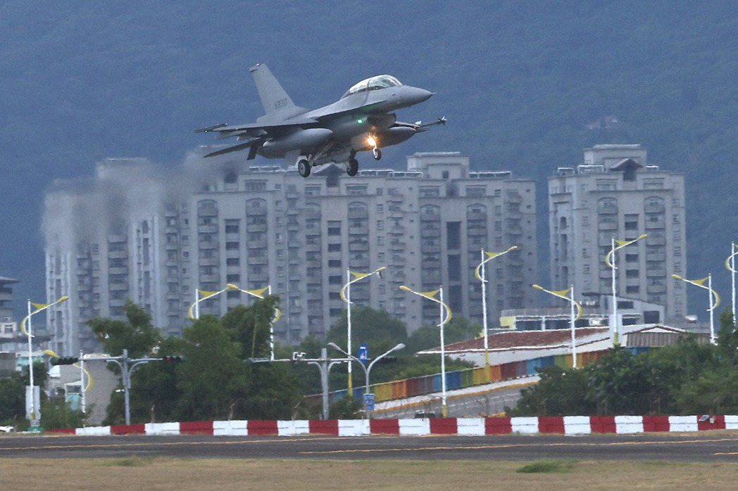一架F-16V戰機降落在台灣花蓮空軍基地。 圖／路透社