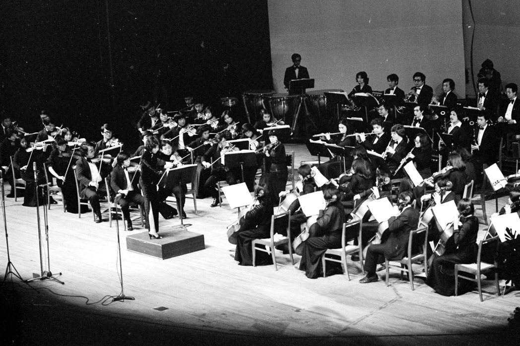 1979年，當時成立八個月的台北愛樂交響樂團在國父紀念館舉行首次演奏會。 圖／聯合報系資料照