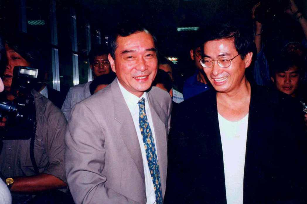 1995年，「白狼」張安樂的大哥陳啟禮（左）至台北地院接他。 圖／聯合報系資料照