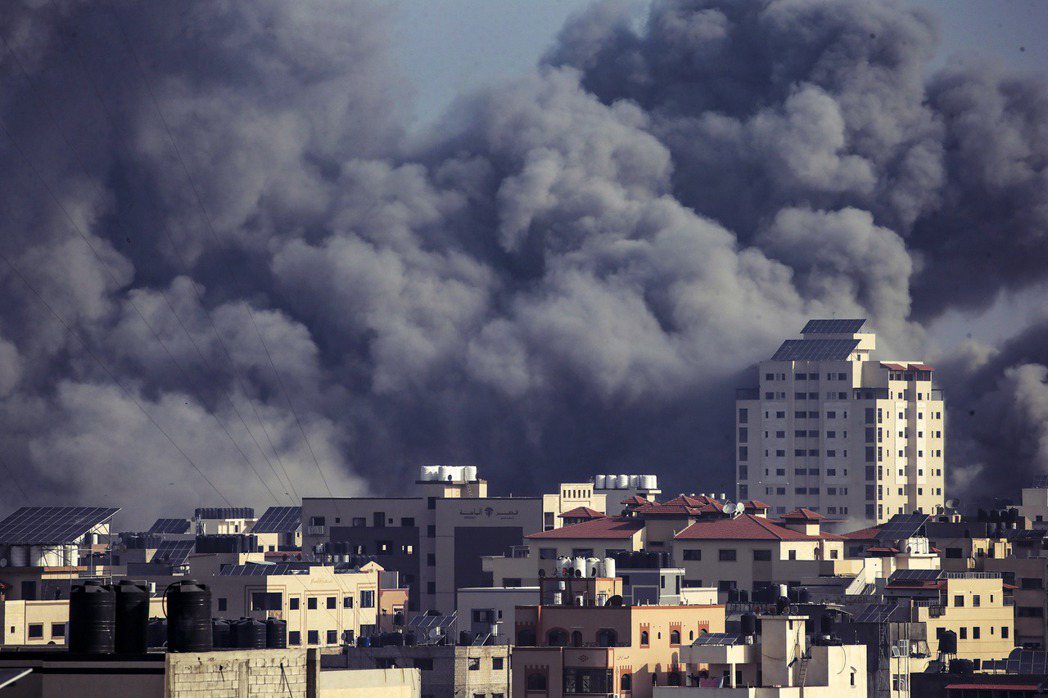 10月22日，以色列空襲加薩。人道物資已於21日起陸續送入加薩，但仍未停止的空襲...