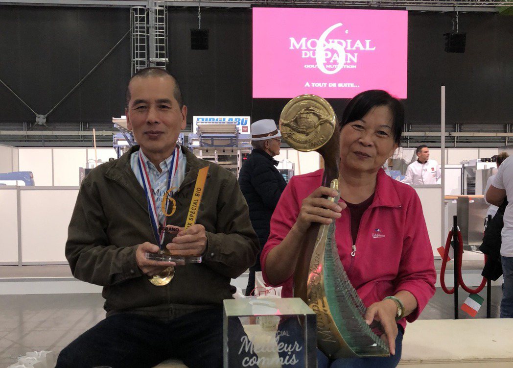 陳耀訓2017年獲世界麵包冠軍時，父母親與有榮焉。圖／陳耀訓提供