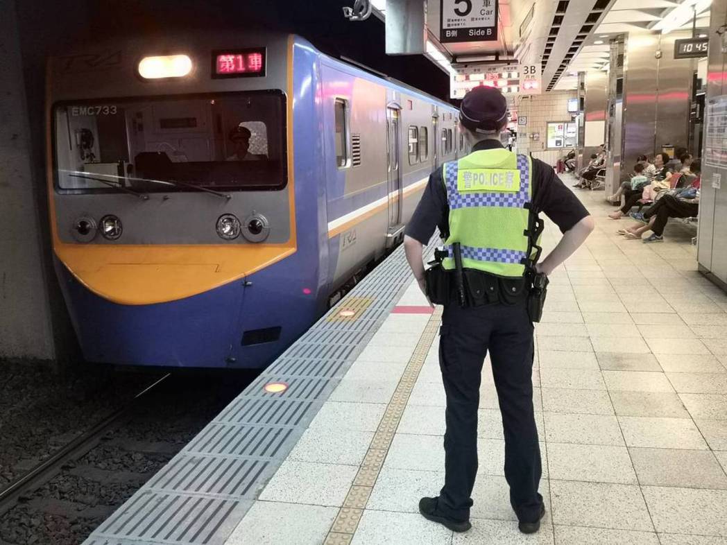 刺警案引發關注，鐵路警察今天配槍在台北車站月台巡邏。