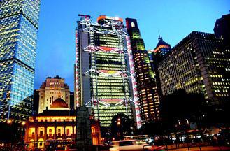 金管會將協助國內投信業者，把基金市場擴展到香港，圖為香港街景。 (本報系資料庫)
