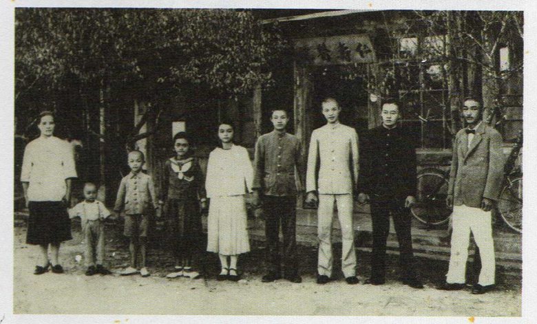 張七郎（右一）夫婦與孩子在鳳林仁壽醫院前合照，攝於1937年。 圖／《花蓮鳳林二...